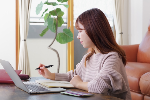 「おうちで資金.com」の利点と課題を解説します